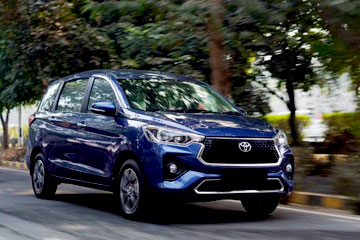 Toyota Rumion V MT 7 STR Petrol