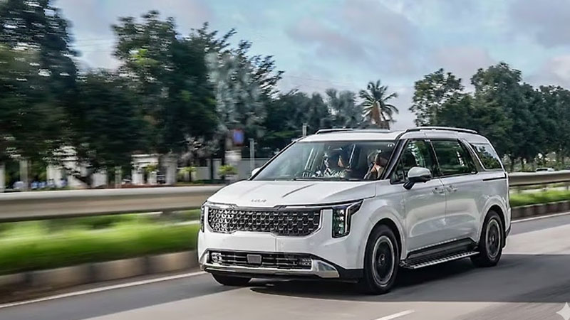 Why Travelers Prefer Kia Carnival Limousine Plus Over Fortuner or Innova